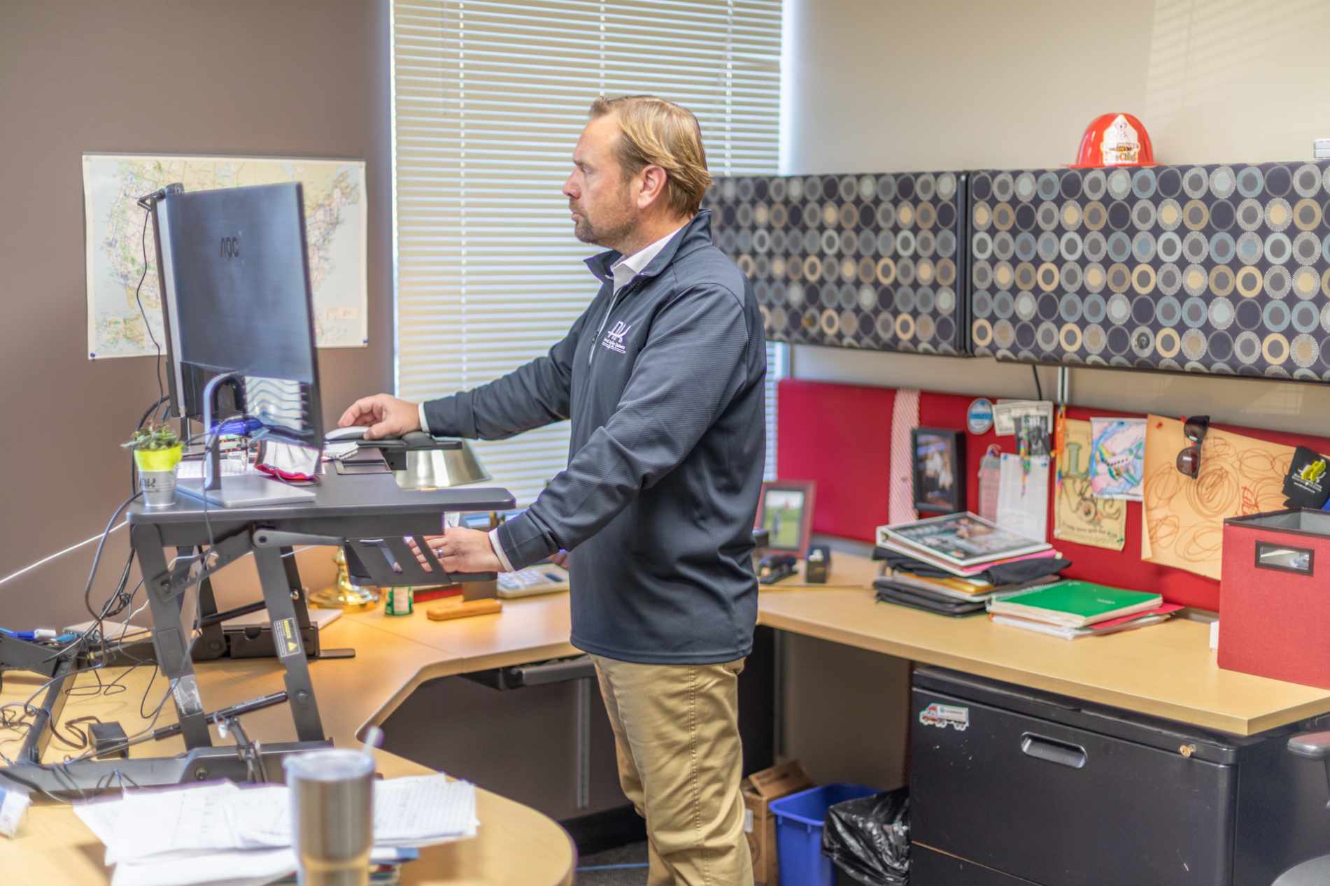 ak-materials-worker-at-standing-desk-in-office-20201203 ak-materials-worker-at-standing-desk-in-office-20201203
